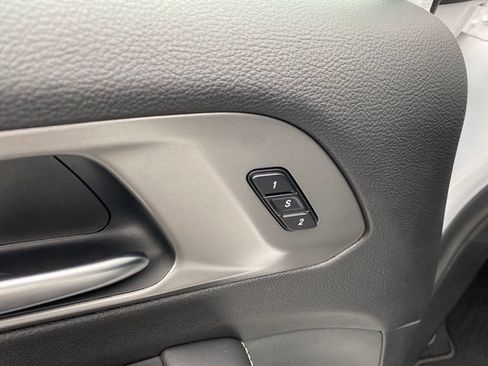 Used 2025 Chrysler Pacifica Select FWD image 16
