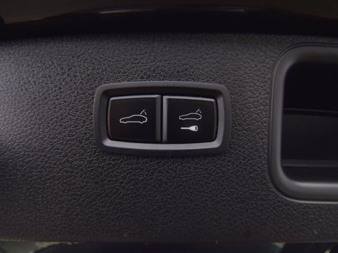 Used 2022 Porsche Macan Base AWD image 41