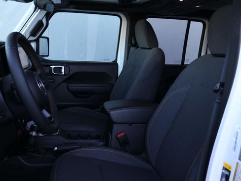 Used 2025 Jeep Gladiator Sport image 9