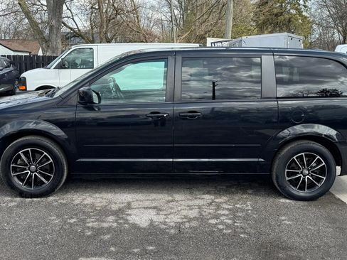 Used 2015 Dodge Grand Caravan SE image 2