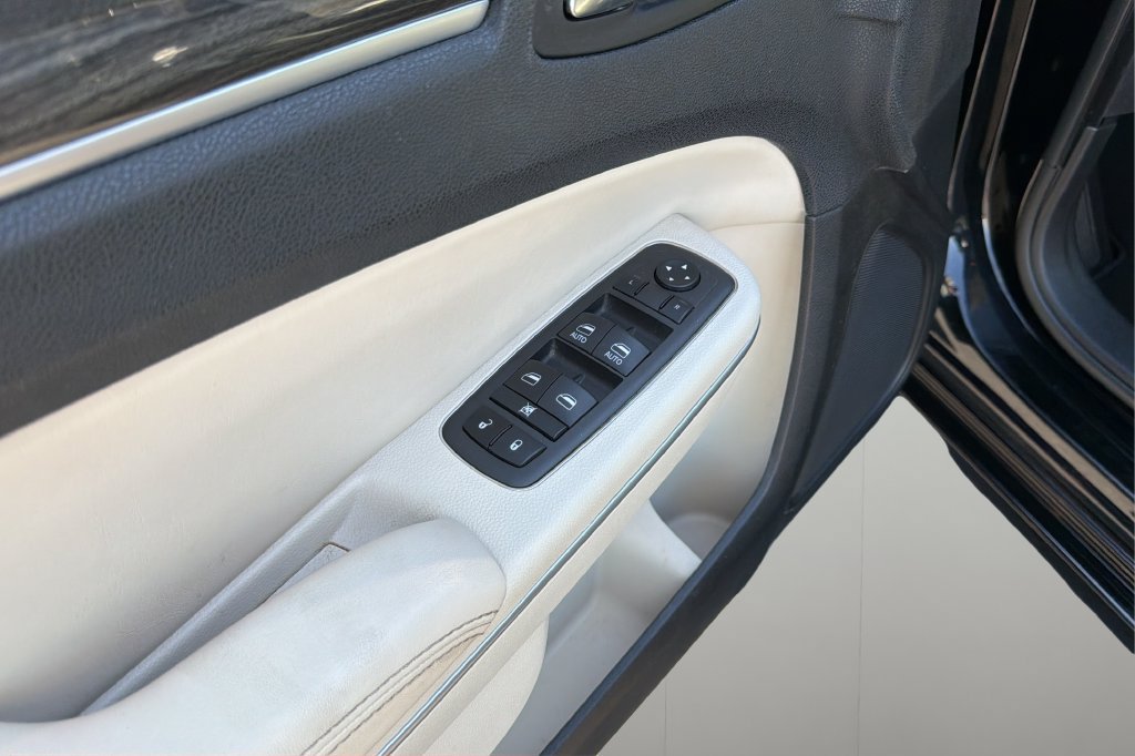 Used 2022 Chrysler 300 Touring w/ Sport Appearance Package RWD image 15