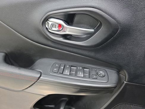 Used 2016 Jeep Cherokee Trailhawk w/ Comfort/Convenience Group image 28