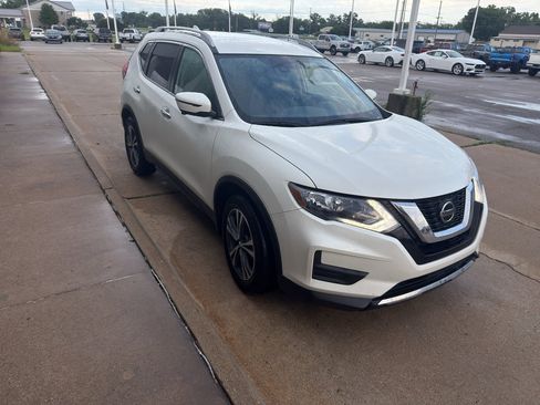 Used 2019 Nissan Rogue SV w/ Premium Package FWD image 4