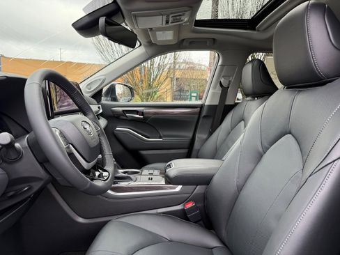 New 2026 Toyota Highlander Limited image 14