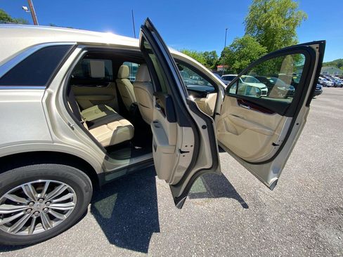 Used 2017 Cadillac XT5 Luxury w/ Driver Awareness Package FWD image 11