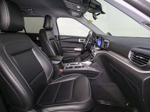 Used 2023 Ford Explorer XLT w/ Equipment Group 202A AWD/4WD image 17