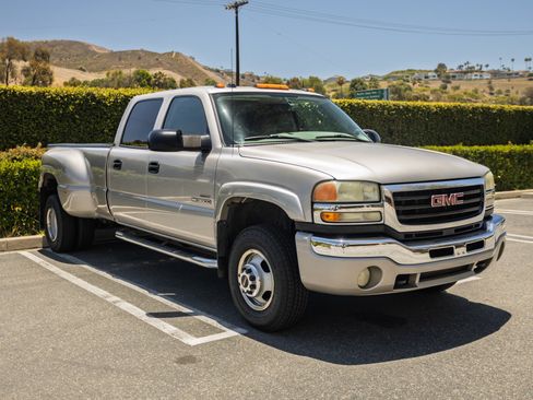 Used 2004 GMC Sierra 3500 SLT w/ Heavy-Duty Power Package AWD/4WD image 3