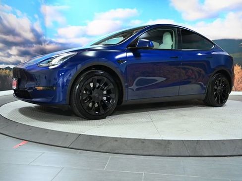 Used 2021 Tesla Model Y Long Range image 3