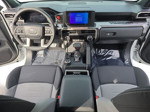 Used 2025 Toyota Tacoma TRD Sport image 9