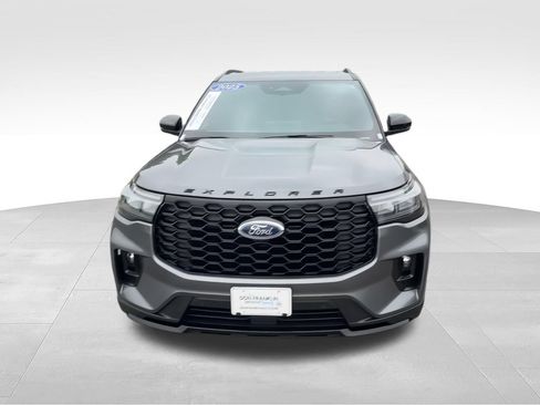 Used 2025 Ford Explorer ST-Line w/ ST-Line Street Pack AWD/4WD image 4