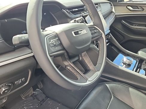 Certified 2023 Jeep Grand Cherokee Limited image 17