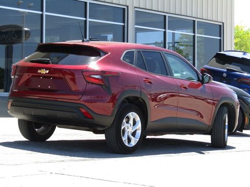 Used 2024 Chevrolet Trax LS w/ LS Convenience Package FWD image 3