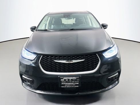 Used 2022 Chrysler Pacifica Touring-L FWD image 2