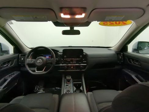 Used 2025 Nissan Pathfinder SV image 18