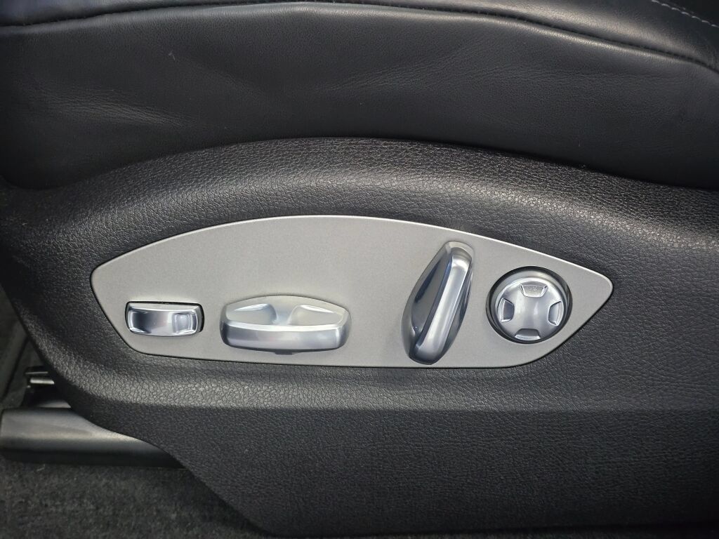 Certified 2025 Porsche Macan AWD/4WD image 35