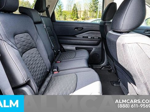 Used 2025 Nissan Pathfinder S image 24