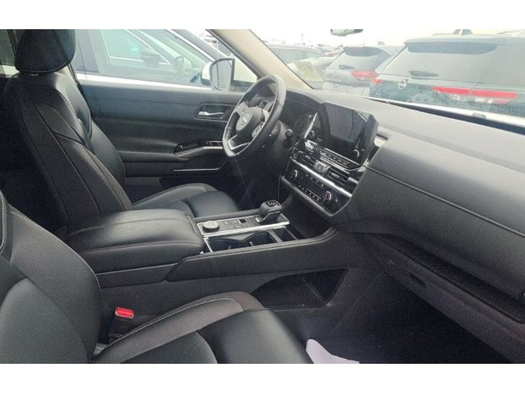 Used 2024 Nissan Pathfinder SL w/ Black Appearance Package AWD/4WD image 6