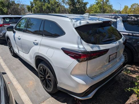 Used 2025 Toyota Highlander XSE AWD/4WD image 2
