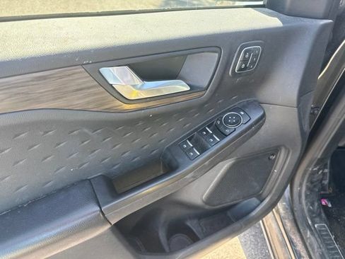 Used 2020 Ford Escape Titanium FWD image 9