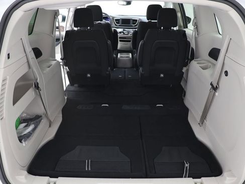 Used 2023 Chrysler Voyager LX image 27