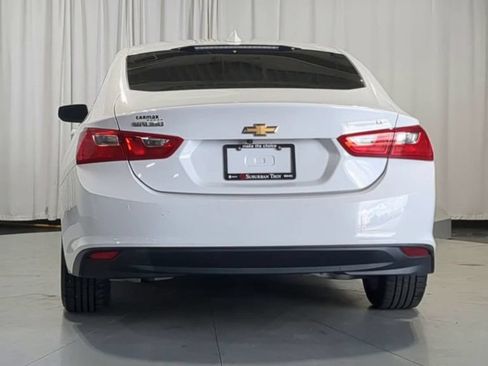 Used 2017 Chevrolet Malibu LT w/ Leather Package FWD image 9
