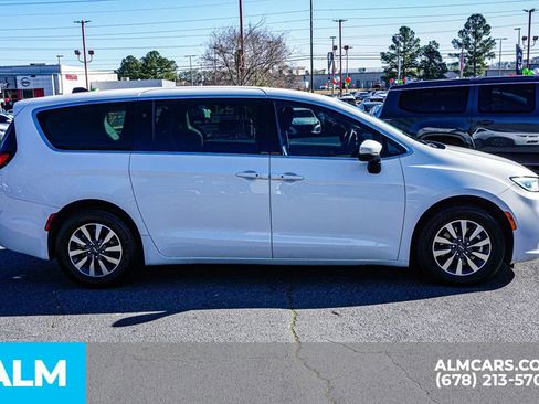 Used 2023 Chrysler Pacifica Touring-L image 9