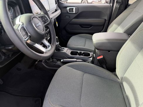 Used 2025 Jeep Wrangler Sahara image 11
