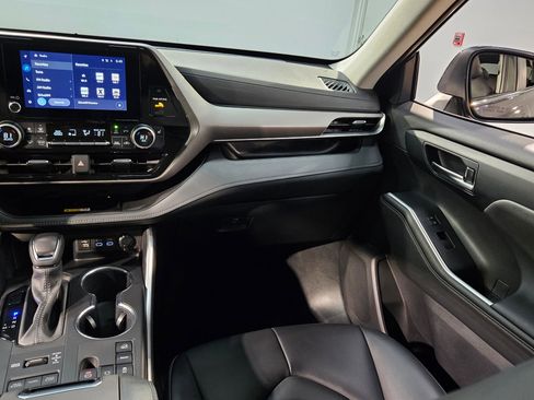 Used 2024 Toyota Highlander XLE image 11