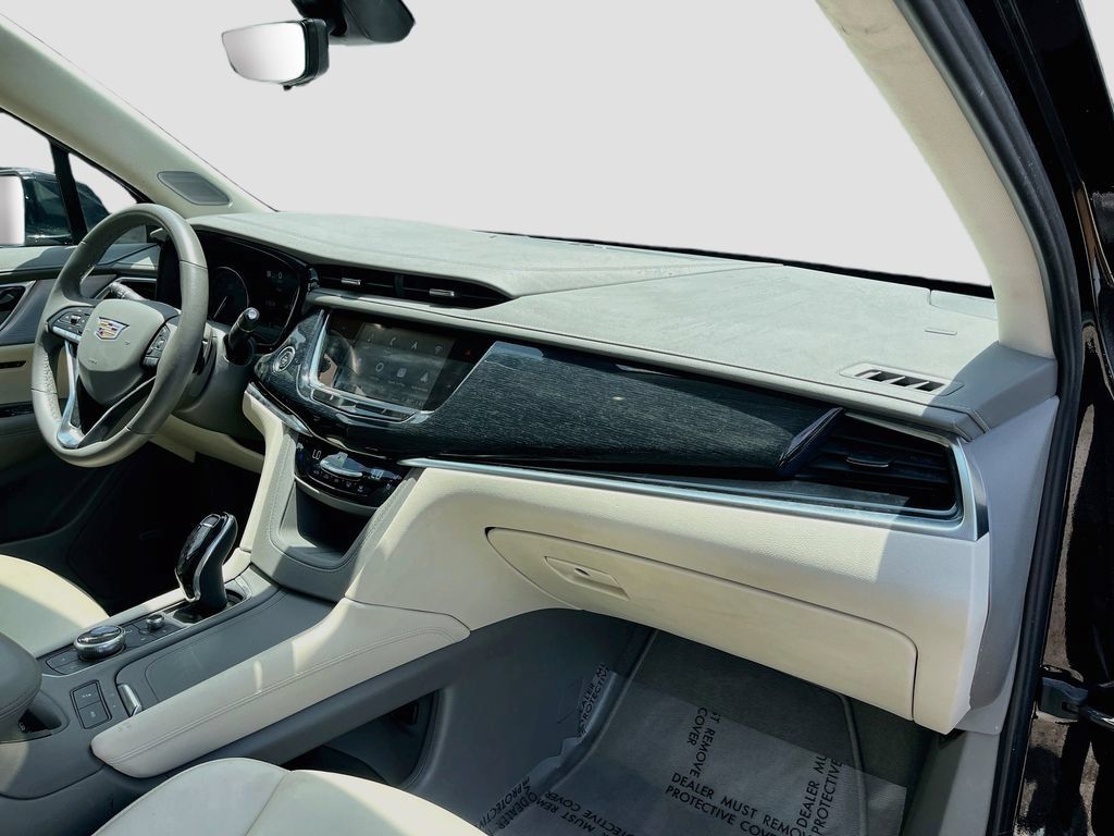 Used 2025 Cadillac XT6 Premium Luxury w/ Technology Package FWD image 32