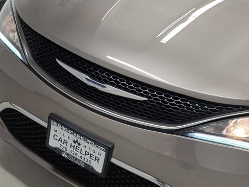 Used 2017 Chrysler Pacifica Touring Plus w/ Tire & Wheel Group FWD image 44
