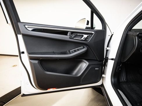 Certified 2020 Porsche Macan S AWD/4WD image 23