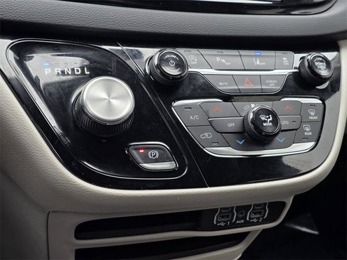 Used 2024 Chrysler Pacifica Touring-L image 22
