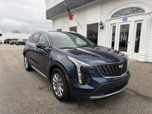 Used 2020 Cadillac XT4 Premium Luxury image 3
