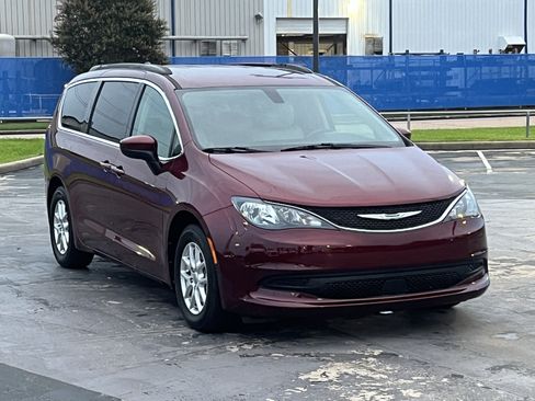 Used 2021 Chrysler Voyager Lxi FWD image 3