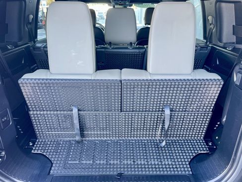 Used 2025 Land Rover Defender 110 X-Dynamic SE image 38