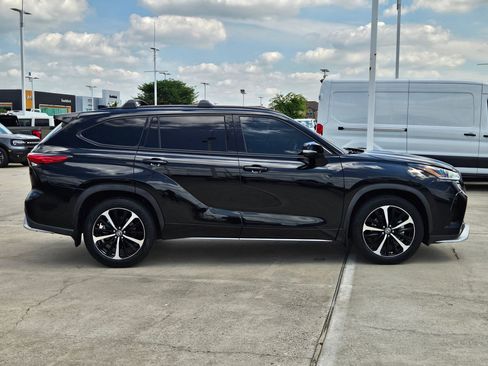 Used 2021 Toyota Highlander XSE FWD image 2