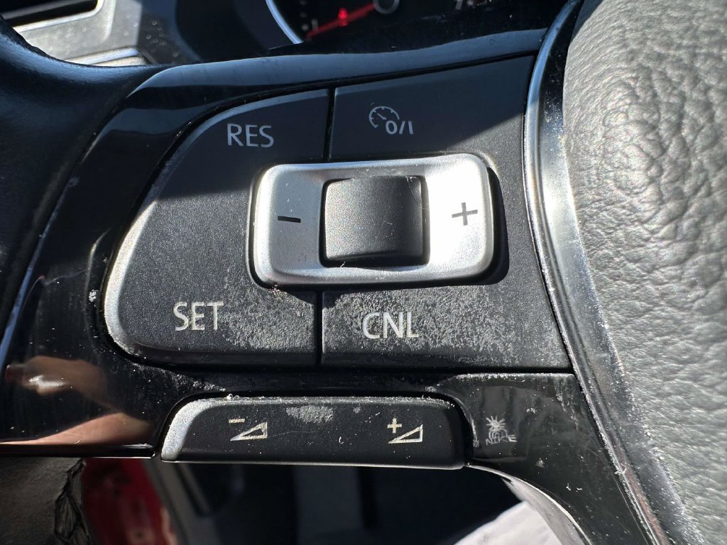 Used 2018 Volkswagen Tiguan SE w/ Panoramic Sunroof Package AWD/4WD image 32