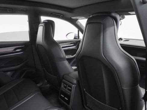 Certified 2025 Porsche Macan 4 Electric image 29