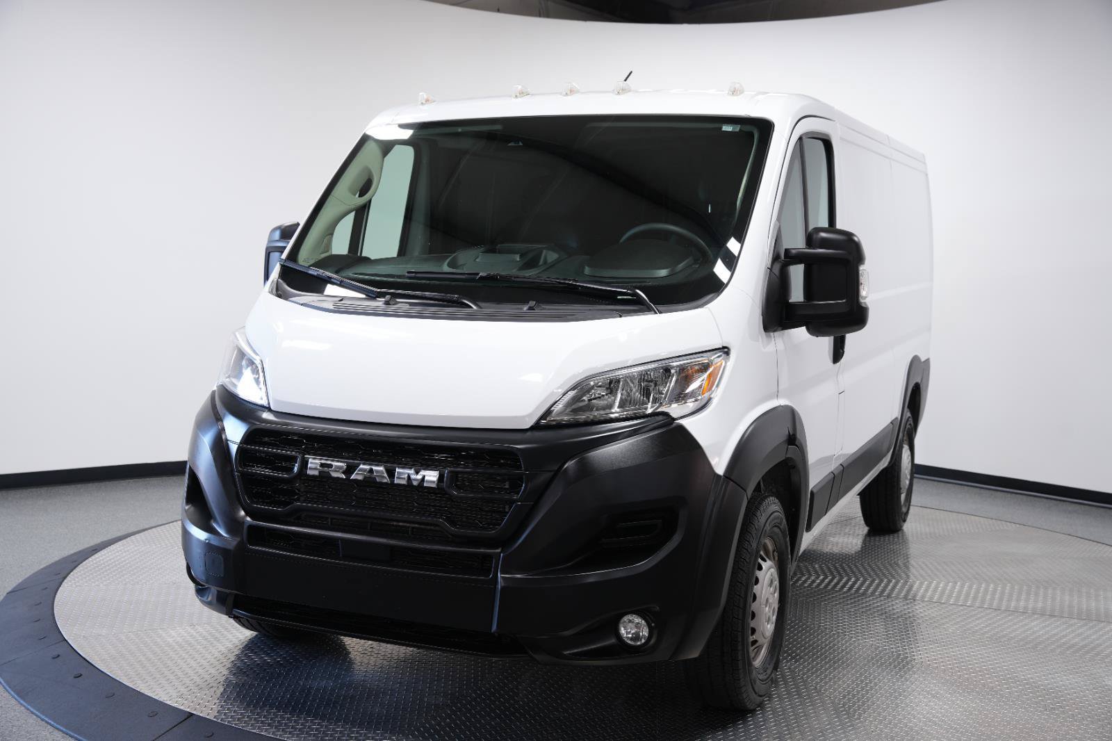 Used 2025 RAM ProMaster 2500 w/ Convenience Group FWD image 3