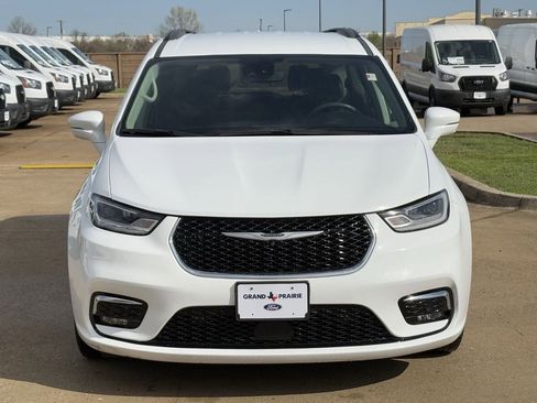 Used 2022 Chrysler Pacifica Touring-L w/ Uconnect Theater Family Group image 9