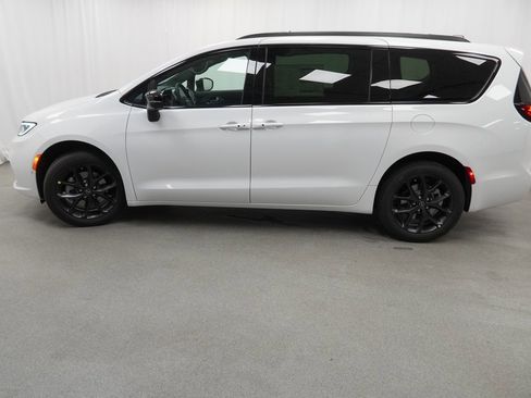 New 2026 Chrysler Pacifica Limited w/ S Appearance Package image 14