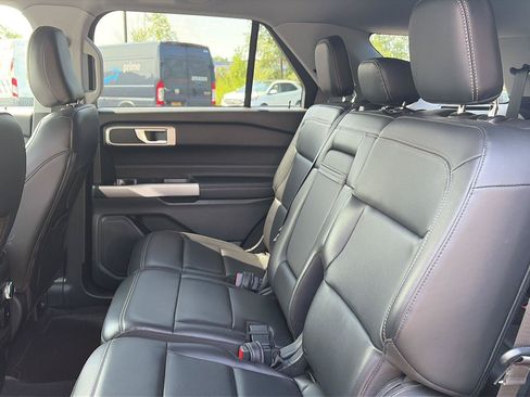 Used 2022 Ford Explorer XLT w/ Equipment Group 202A AWD/4WD image 9