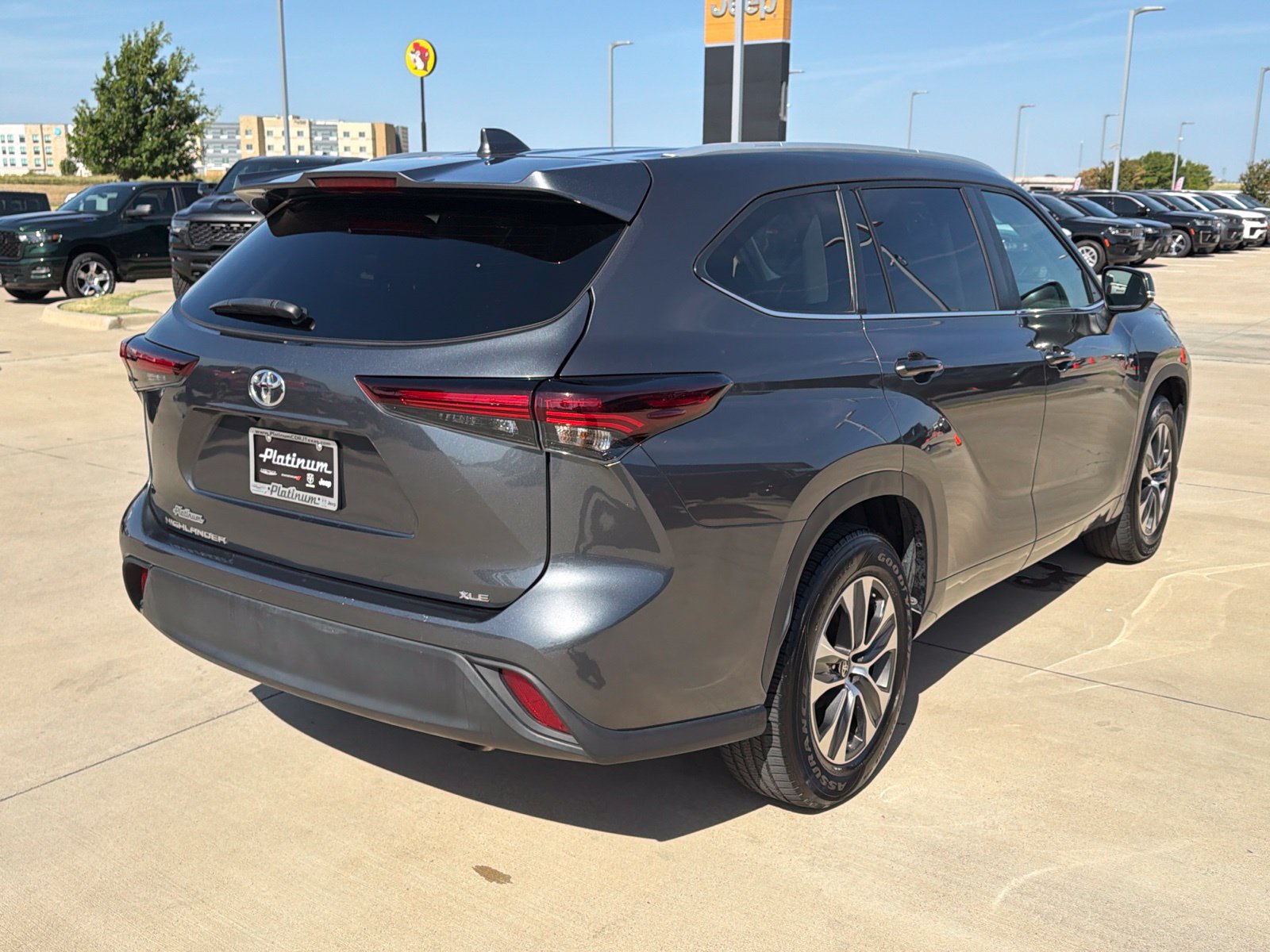 Used 2024 Toyota Highlander XLE FWD image 5