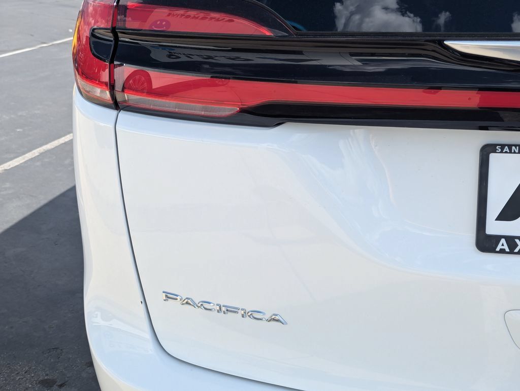 Used 2024 Chrysler Pacifica Touring-L FWD image 5