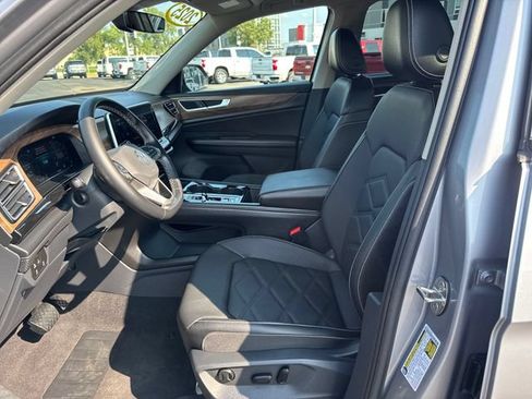 Used 2025 Volkswagen Atlas SE AWD/4WD image 9