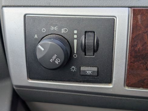 Used 2010 Chrysler Town & Country Touring FWD image 8