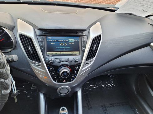 Used 2013 Hyundai Veloster w/ Style Pkg image 8