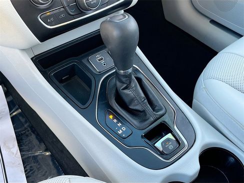 Certified 2019 Jeep Cherokee Limited w/ Luxury Group image 17