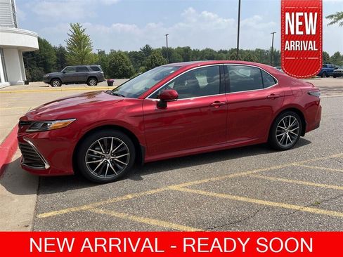 Used 2024 Toyota Camry XLE w/ Navigation Package FWD image 1