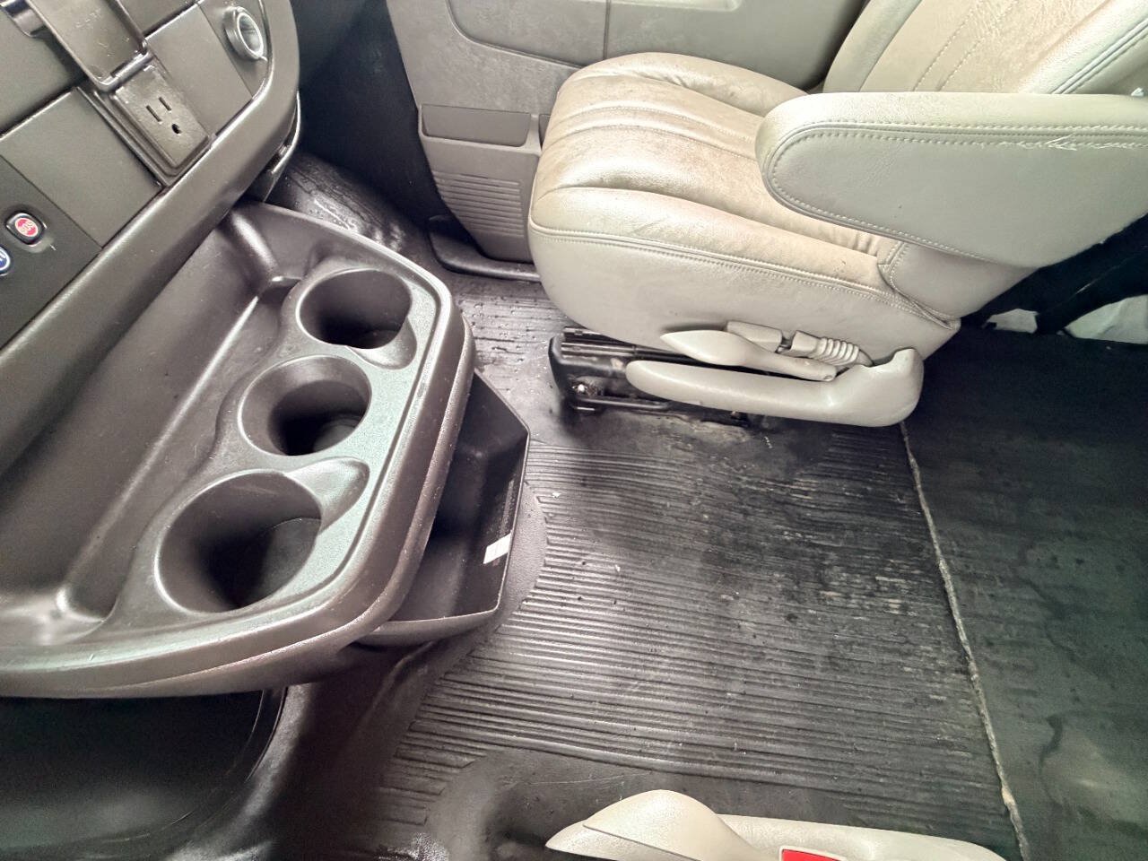 Used 2018 Chevrolet Express 2500 RWD image 31